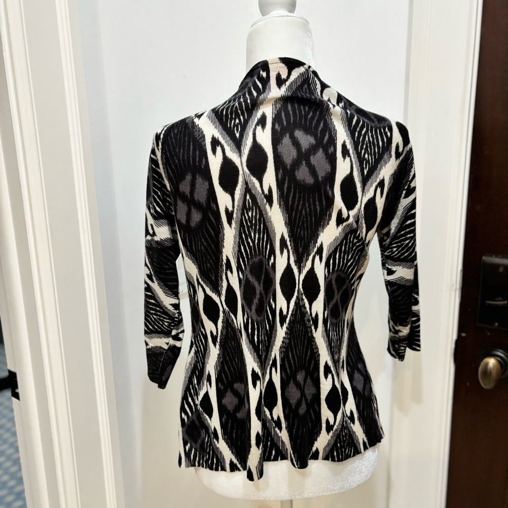 TORY BURCH SWEATER. Black and white 100% wool/ laine SZ medium. Great co…